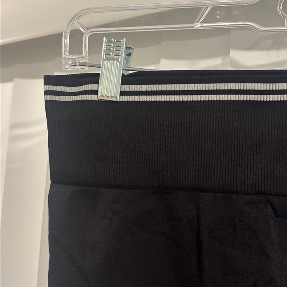 Gymshark black seamless leggings with white stripes size large - Picture 4 of 6